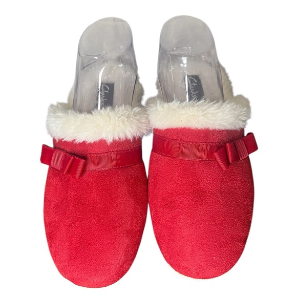 NWOB CLARKS Red Velvet Fluffy Slippers Women's Size 10 - Picture 2 of 9